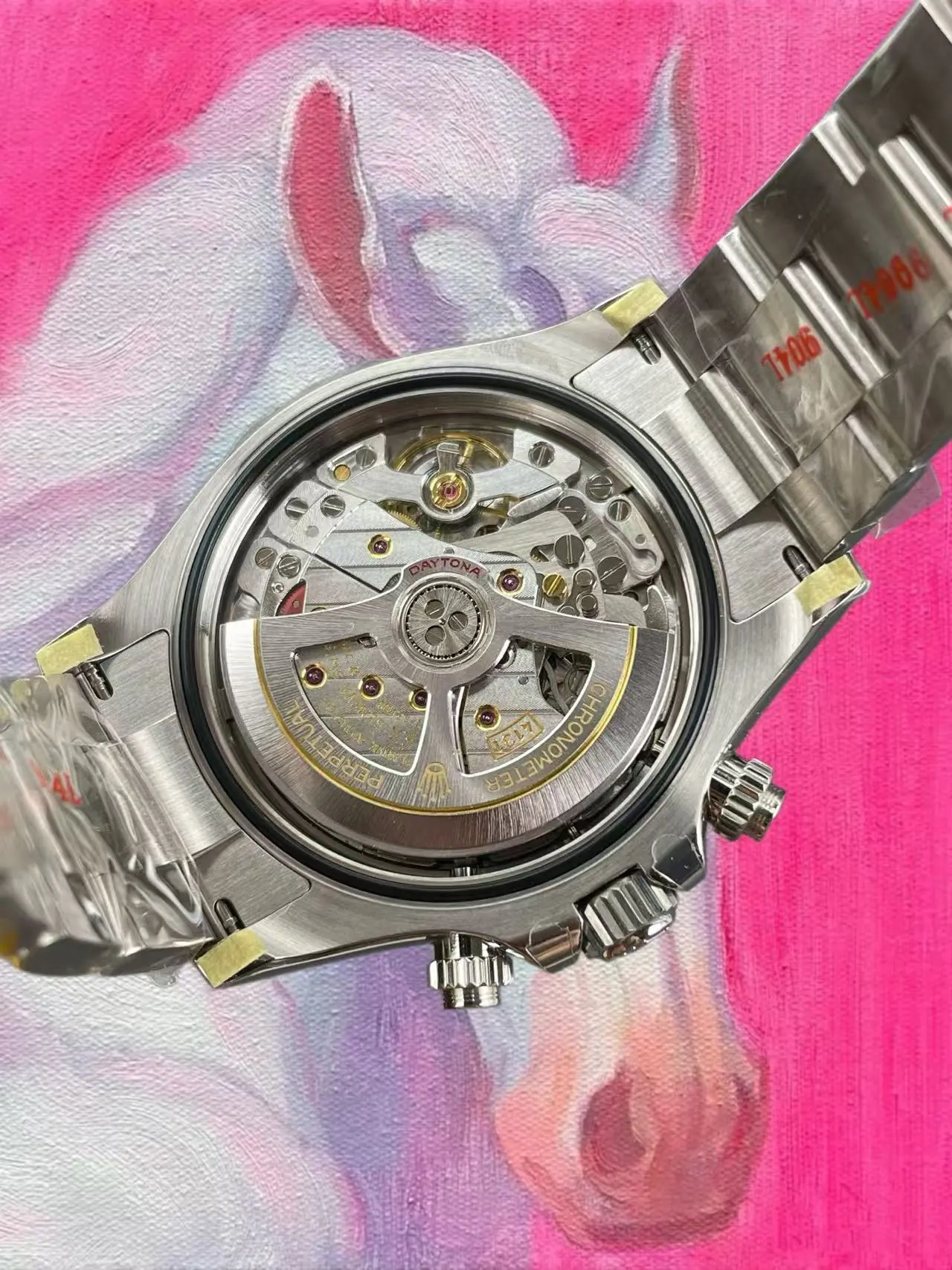 拆底蓋看丹東 4131 機芯：DAYTONA 刻字與金色自動陀